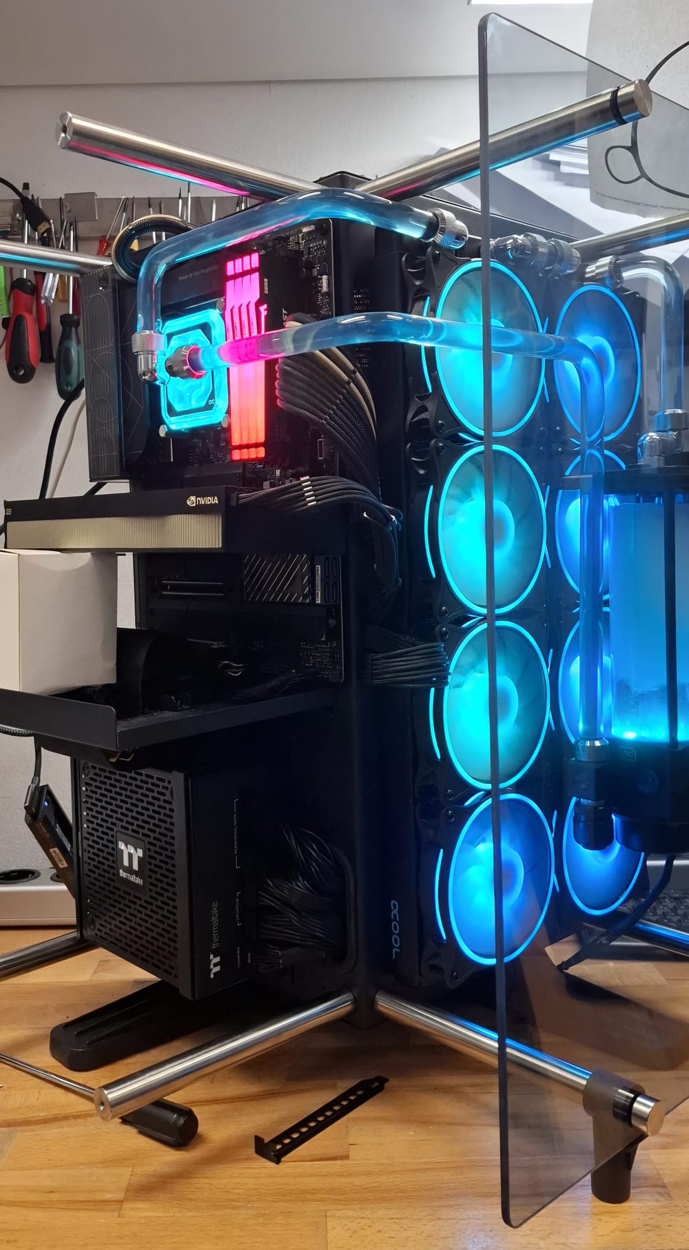 High-End-PC mit individueller Hardtube-Wasserkühlung, RGB-Beleuchtung und NVIDIA RTX 6000 KI-Grafikkarte – betreut von Computerservice Marzahn