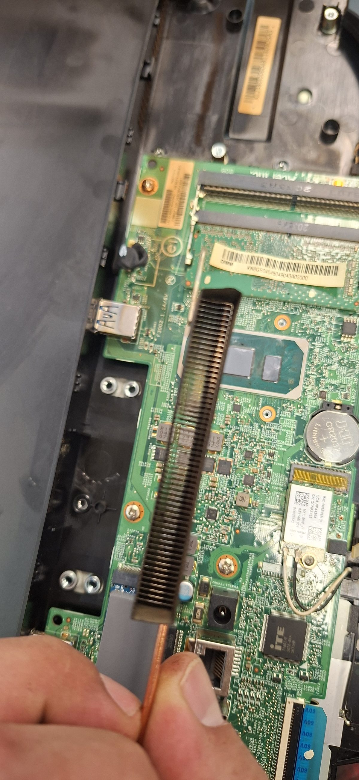 Gereinigte, wieder freie Kühllamellen desselben Laptops nach der professionellen Reinigung