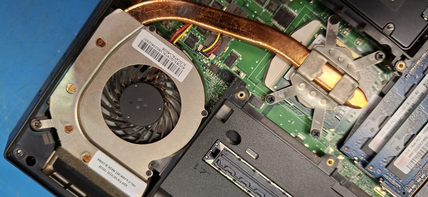 Dasselbe ThinkPad-Lüfterrad nach der professionellen Reinigung: Schaufeln und Kupfer-Heatpipe wieder vollständig sauber