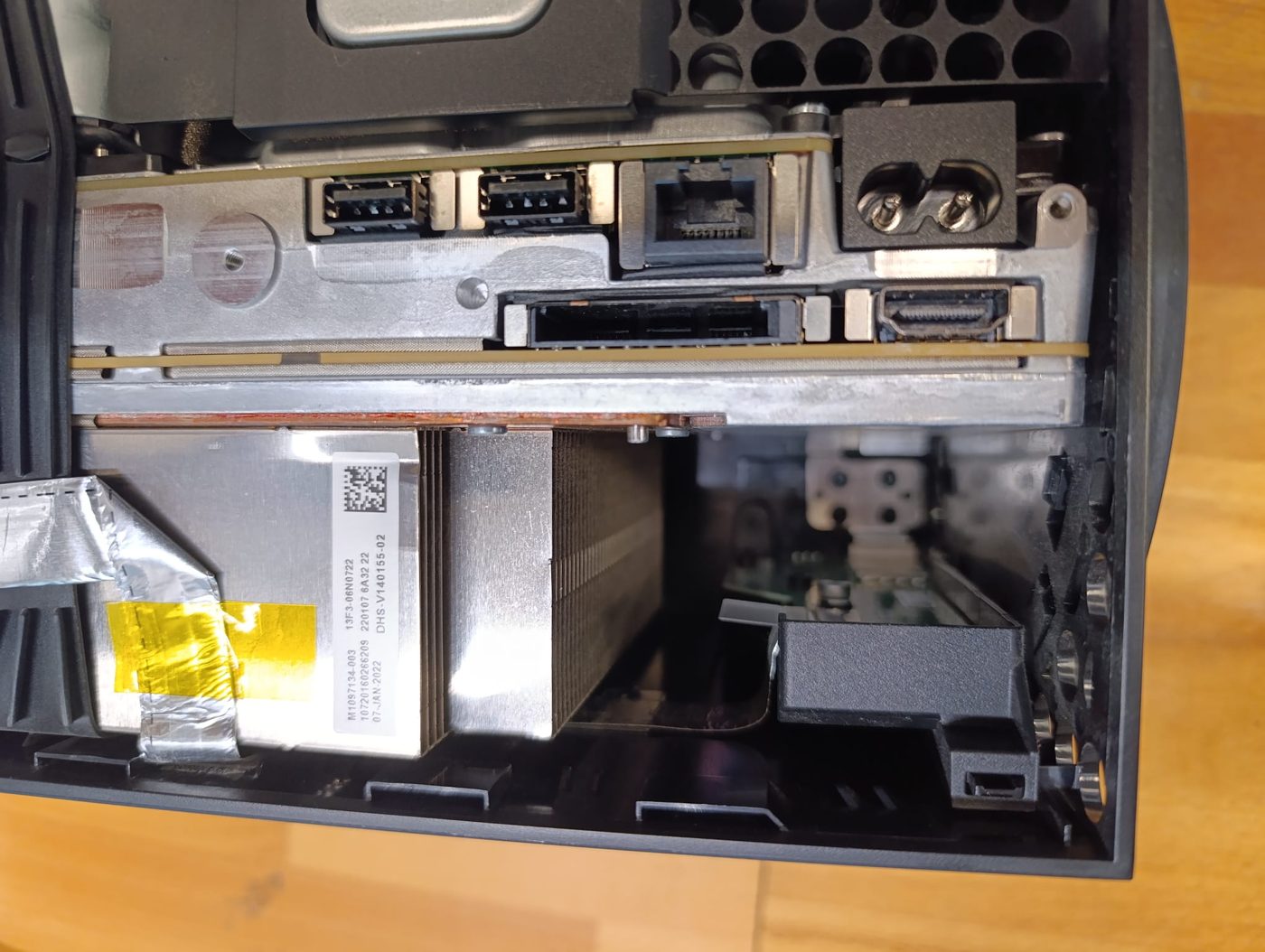 Derselbe Xbox-Kühlkörper nach der Reinigung: Aluminium-Lamellen und Kupfer-Wärmeleitplatte wieder vollständig frei