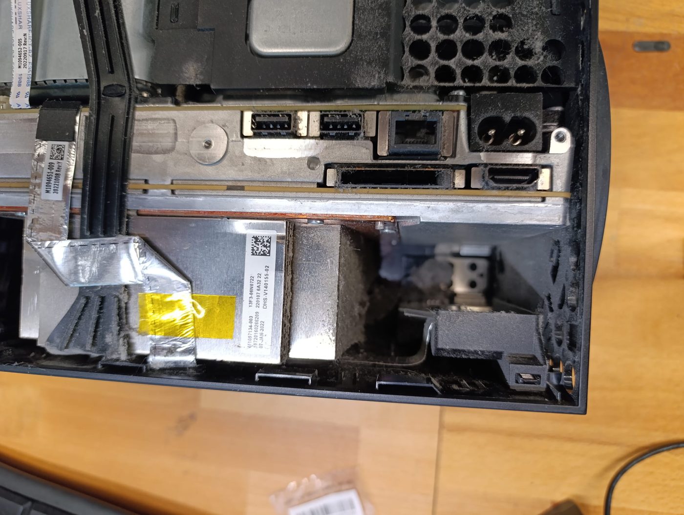 Kühlkörper der Xbox Series X vor der Reinigung: die Lamellen sind von einer geschlossenen Staubschicht zugesetzt