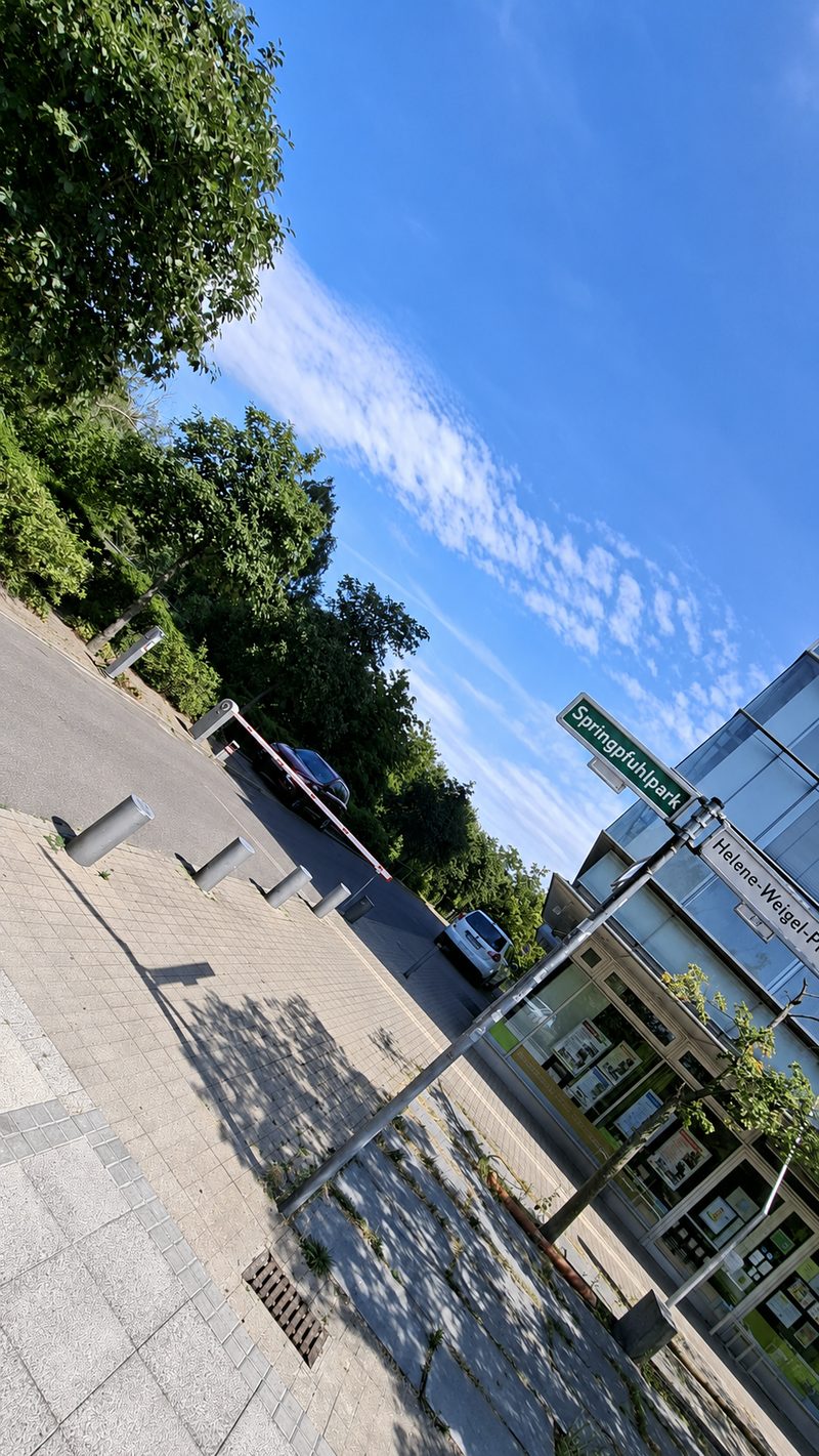 Einfahrt mit Schranke am Helene-Weigel-Platz – die Schranke öffnet automatisch