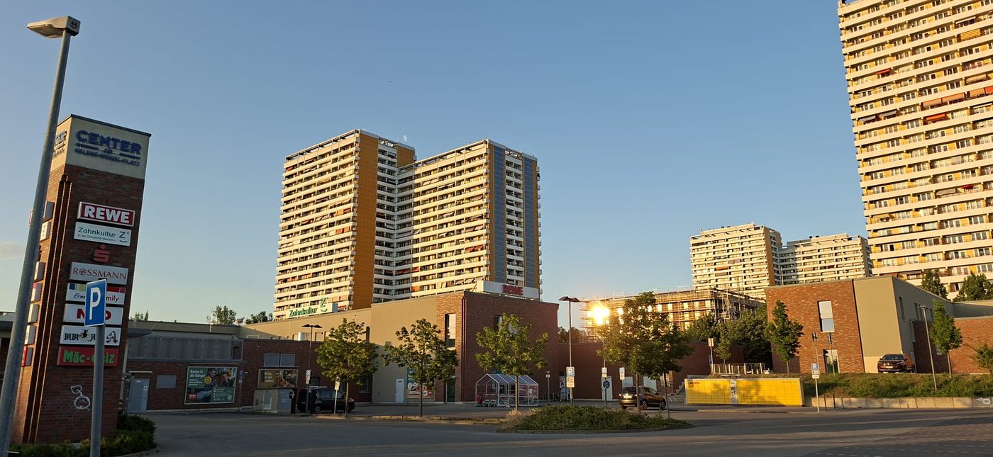 Blick über den Helene-Weigel-Platz in Berlin-Marzahn mit dem Center und den Hochhäusern – hier finden Sie Computerservice Marzahn in der Fußgängerzone